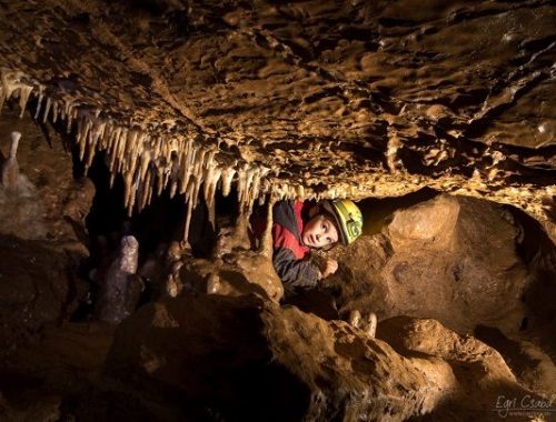 kép egy cseppkőbarlangról