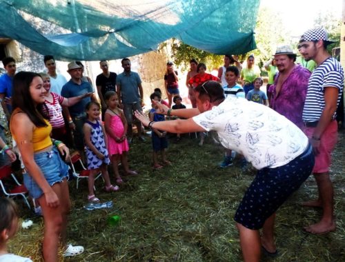 gyerekek a tanárukkal egy tó partján