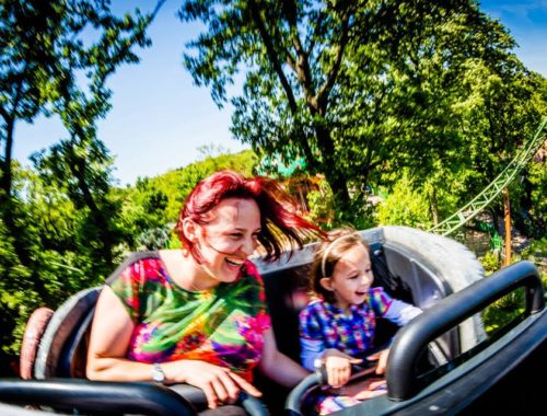 anyuka a kislányával hullámvasutazik