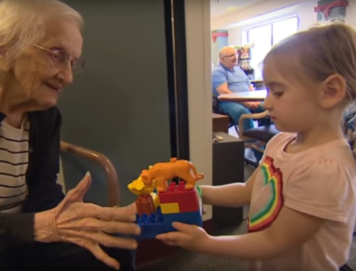 kislány a nagymamájával