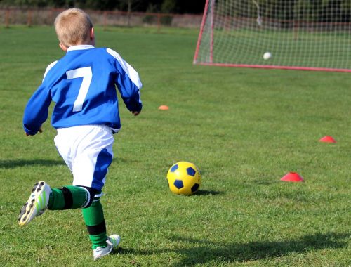 egy kisfiú focizik