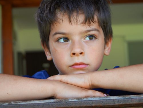 kép egy szomorú kisfiúról