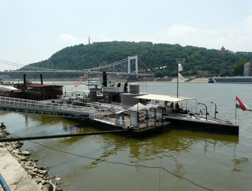 Duna egy kötővel és a Gellért-heggyel a háttérben