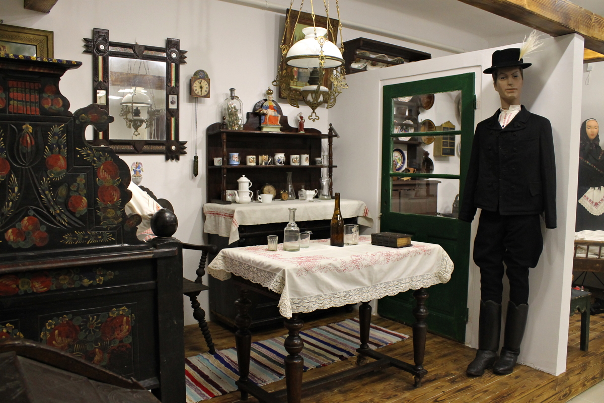 régi parasztház, nappali, hagyományos öltözet