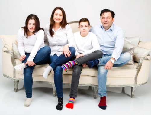 család ül egy kanapén