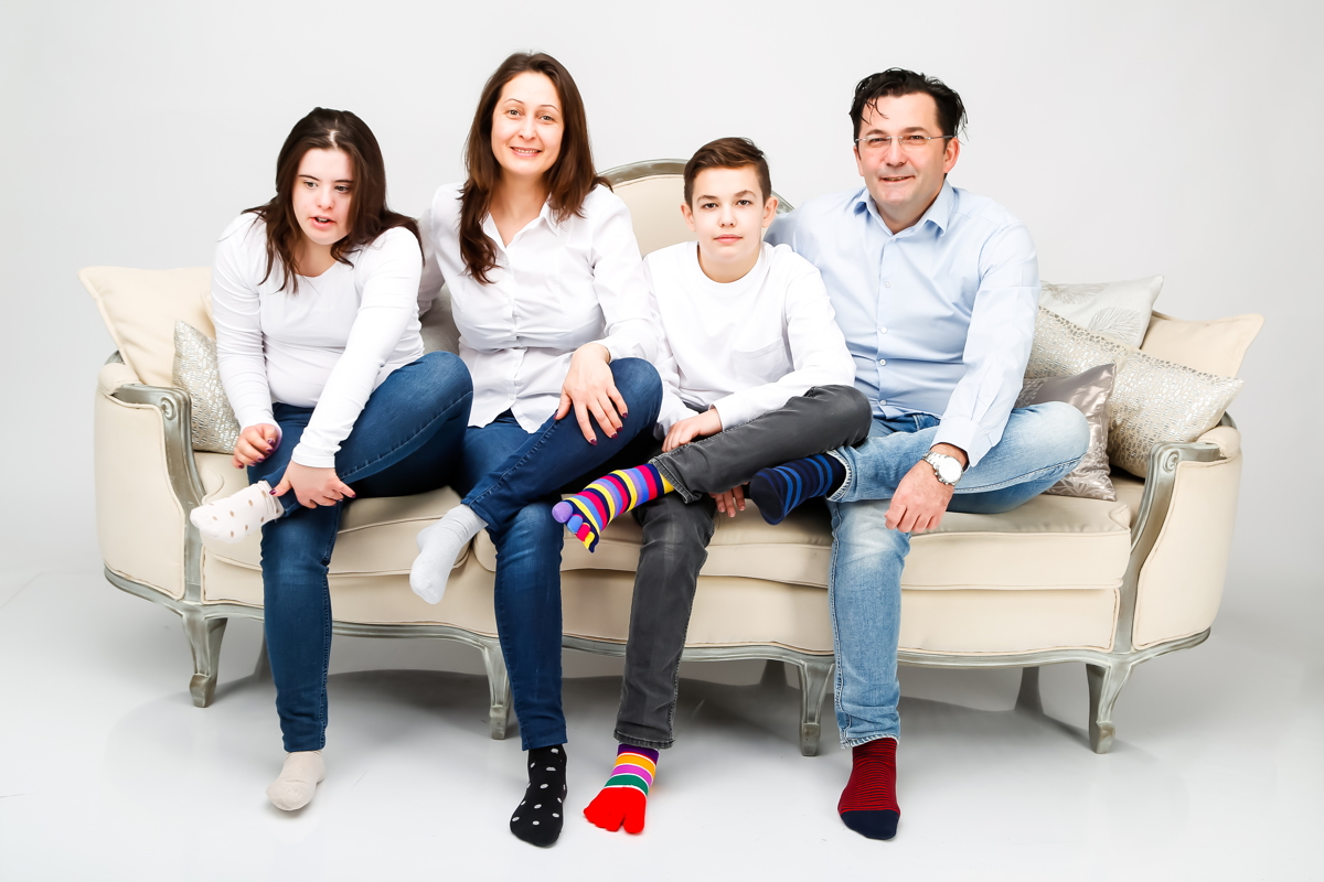család ül egy kanapén