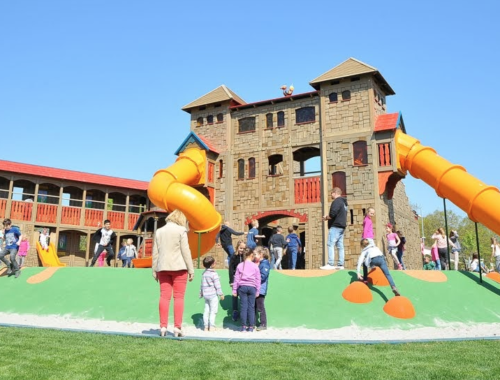 csúszdák, játszóvár, szülők és gyerekek