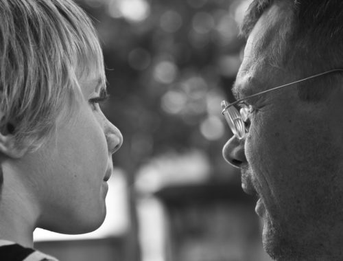 fehér-fekete arcok profilból