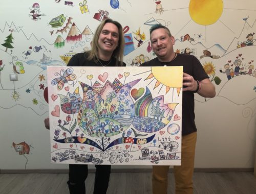 két férfi színes rajzot tart a kezében