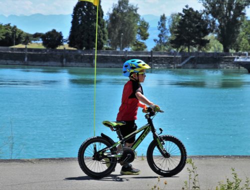 gyerek bicikli tolás a folyó mellett