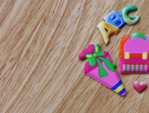 színes matricák fa asztalon