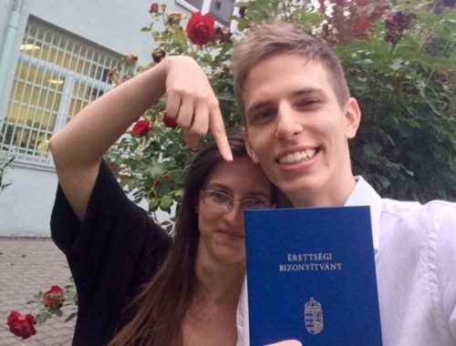 fiú és lány az érettségi bizonyítvánnyal