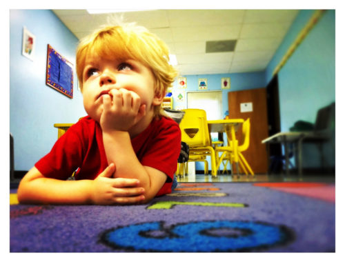 kisfiú könyököl a teremben