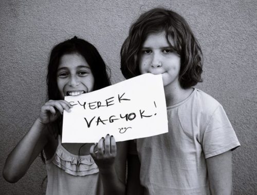 két gyerek tart egy lapot