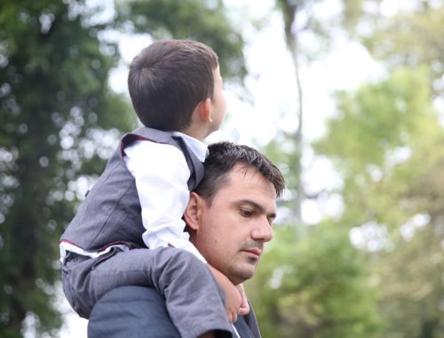 kisfiú az apukája nyakában