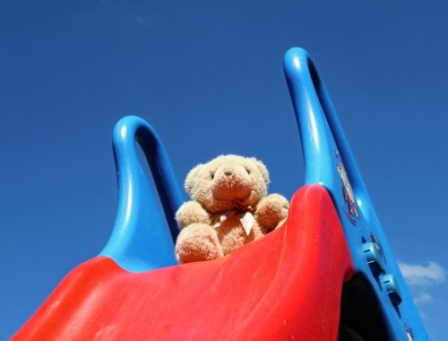 plüssmackó ül egy csúszda tetején