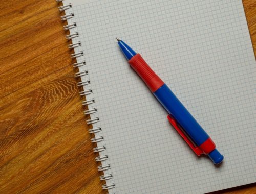 golyóstoll egy kockás füzeten