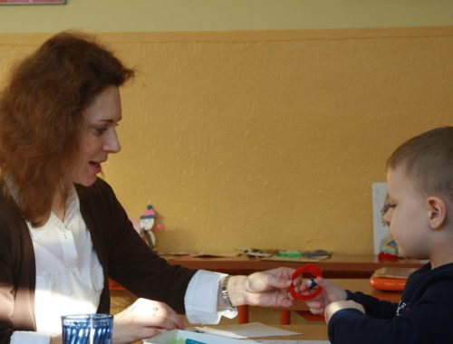 nő beszél egy kisfiúval