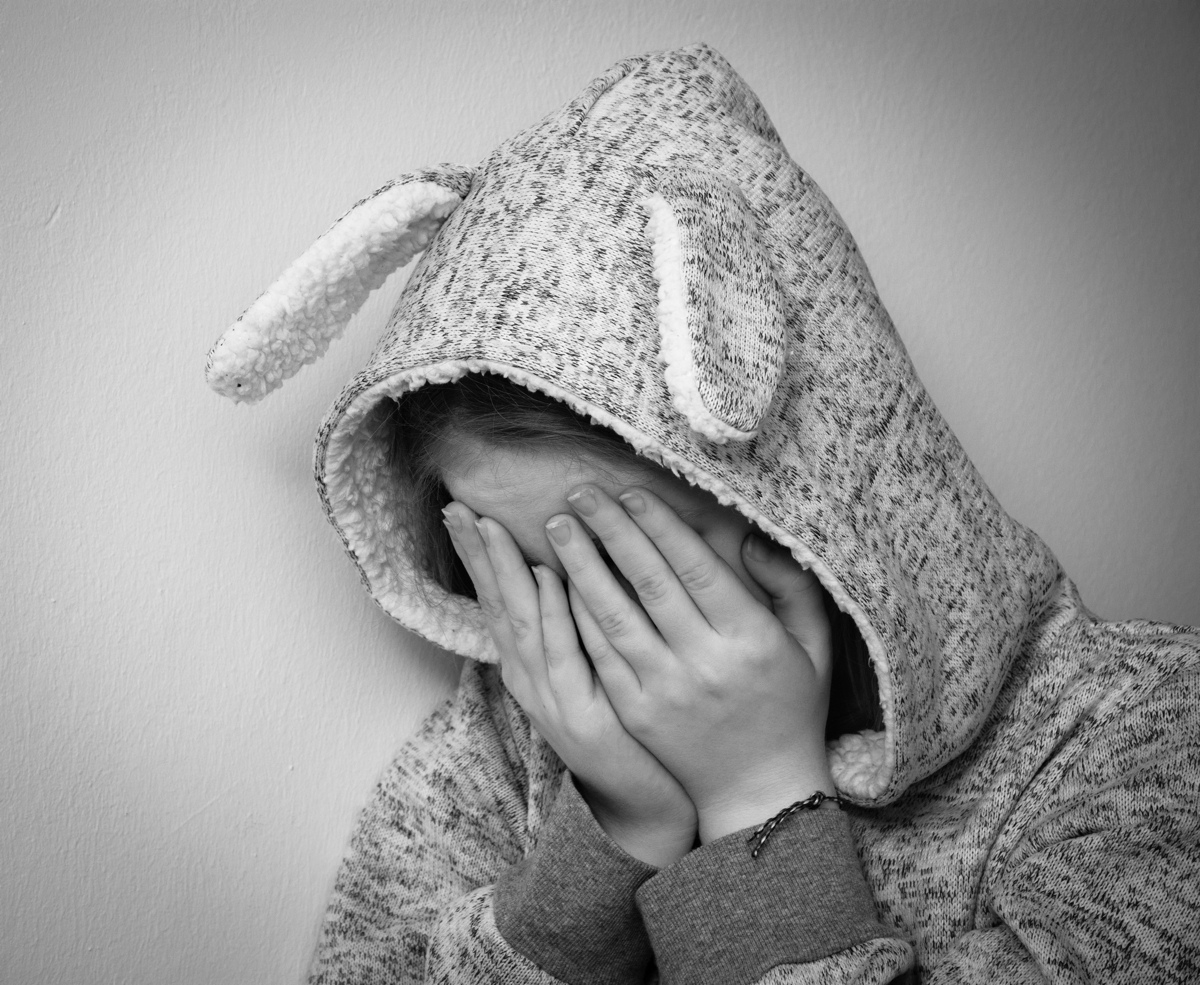 szomoru depresszios siras gyerek kikozosites bullying nxious-black-and-white-bunny-326580