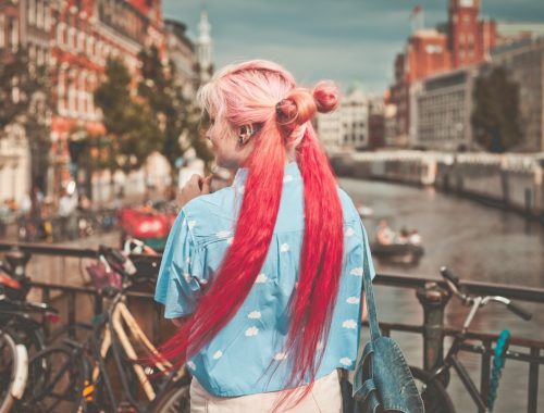 rózsaszín és piros hajú lány