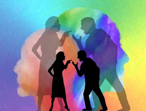 egy nő és egy férfi veszekszik