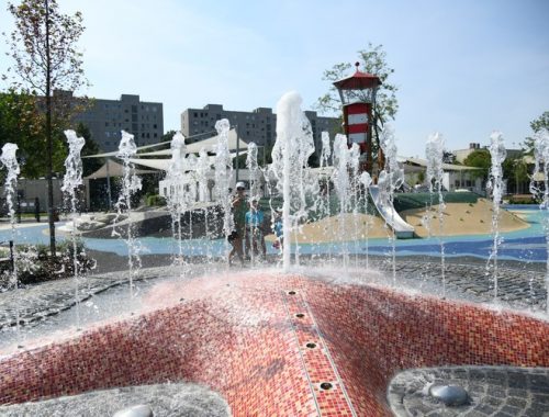 gyerekek játszanak egy szökőkútnál