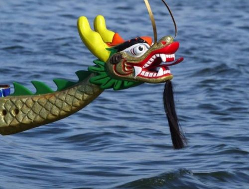 sárkány formájú hajóorr a vízen