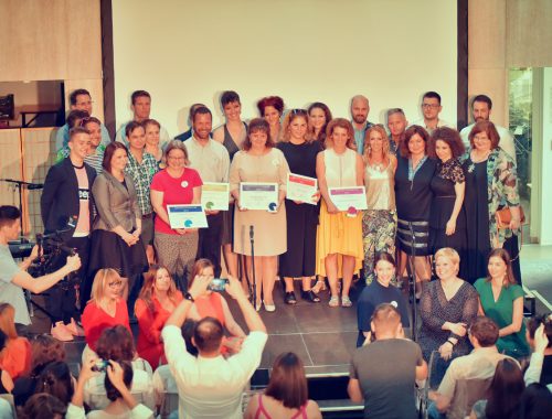 férfiak és nők csoportját fotózzák