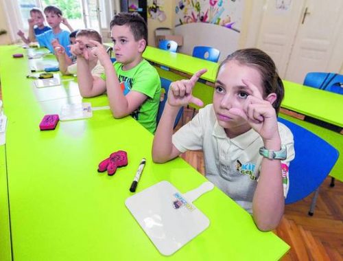 gyerekek tanórán