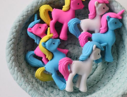 színes unikornisok gyurmából egy tálban