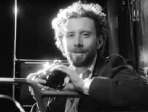 fiatal férfi kamerát tart a kezében