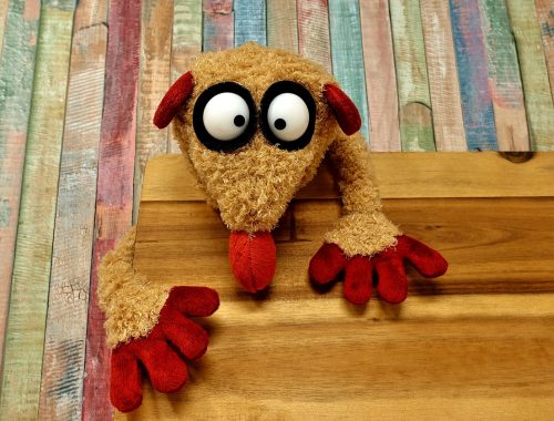 plüss játék egy fa deszán