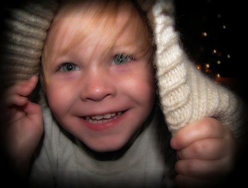 kisgyerek bújócskázik