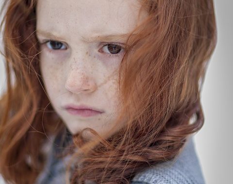 vörös hajú morcos kislány