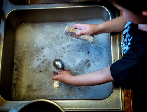 kisgyerek mosogat egy villát
