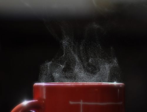 piros bögrében gőzölgő forró ital