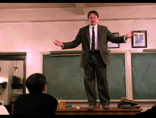 férfi tanár az asztalon áll