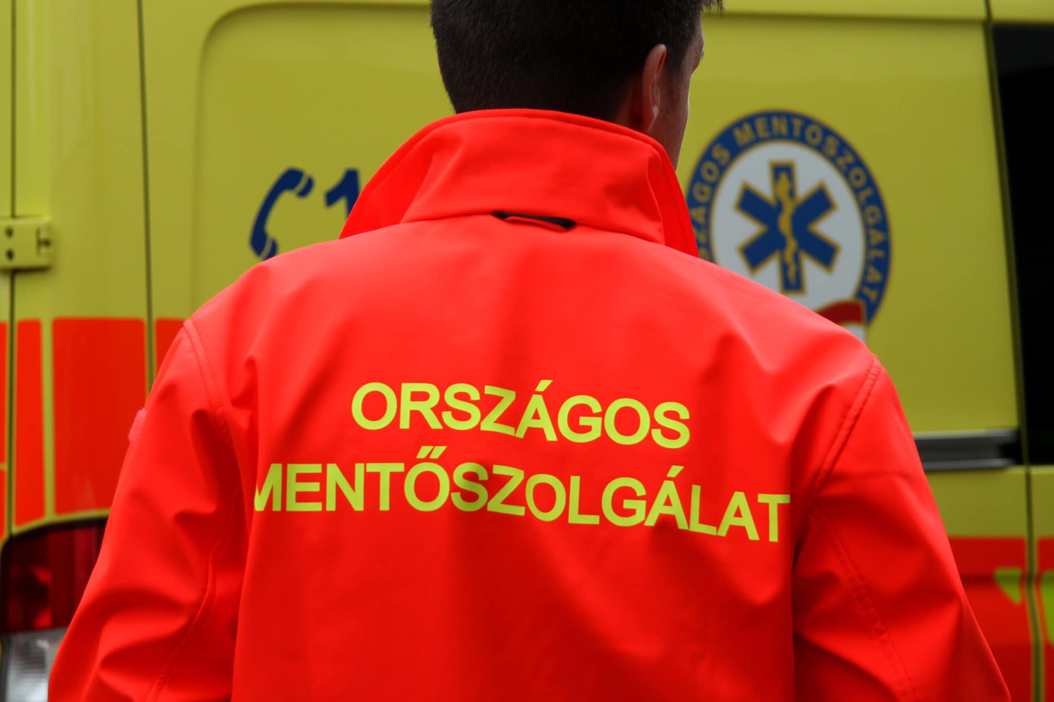 férfi mentős háta