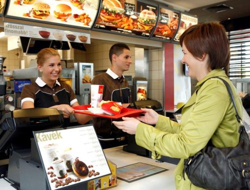 nő Mc Donald'sban vásárol