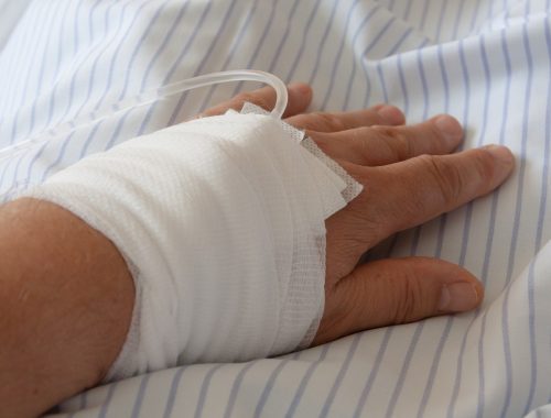 kéz infúzióval, gézzel átkötve