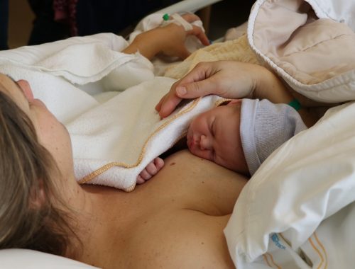 újszülött csecsemő az anyukájával