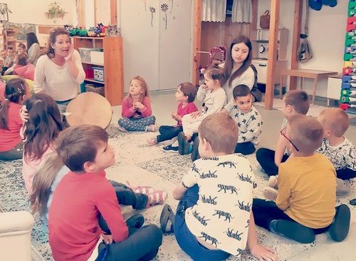 óvodások játszanak az óvónővel