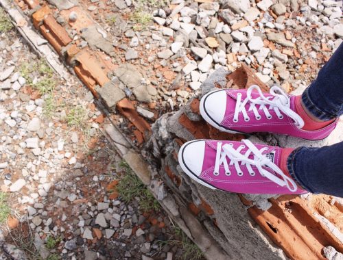 lány áll egy ház romjain