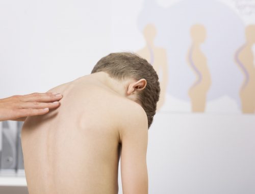 kisfiú gerincét vizsgálják