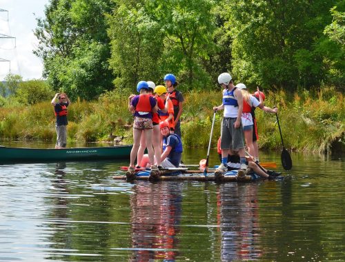 gyerekek csónakáznak