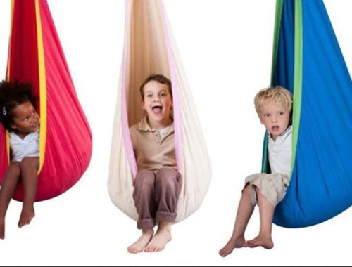 gyerekek a hintában