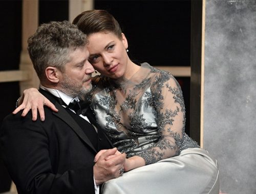 nő ül egy férfi ölében