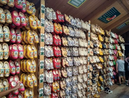 fapapucsok egy boltban