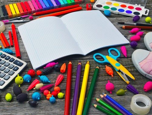 füzet színes ceruzákkal, zsírkrétákkal