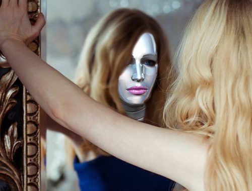 szőke nő maszkban